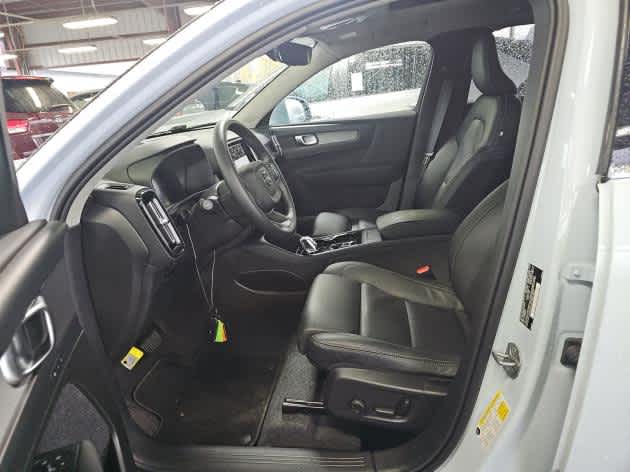 2025 Volvo XC40 Plus Bright Theme