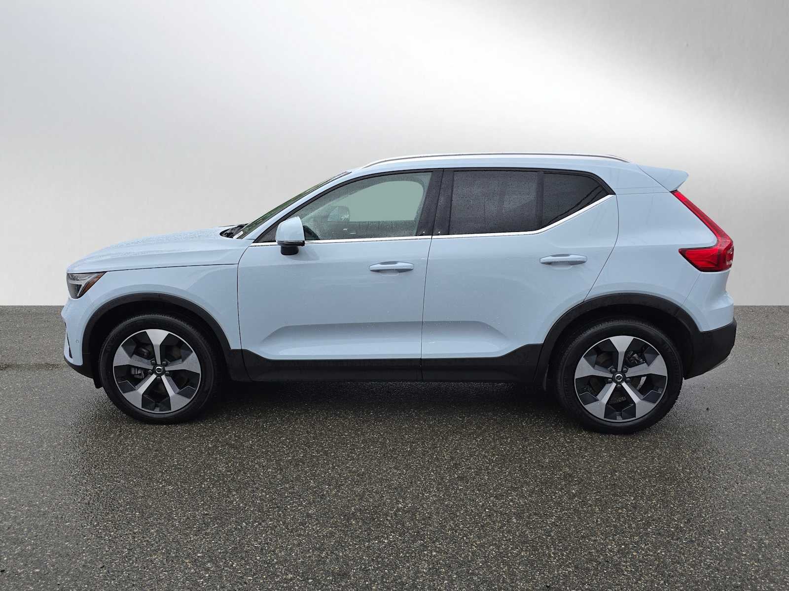 2025 Volvo XC40 Plus Bright Theme