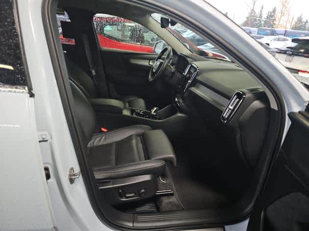 2025 Volvo XC40 Plus Bright Theme