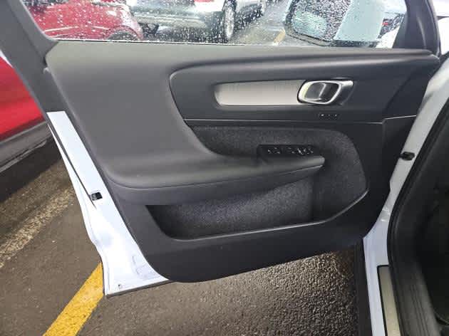 2025 Volvo XC40 Plus Bright Theme