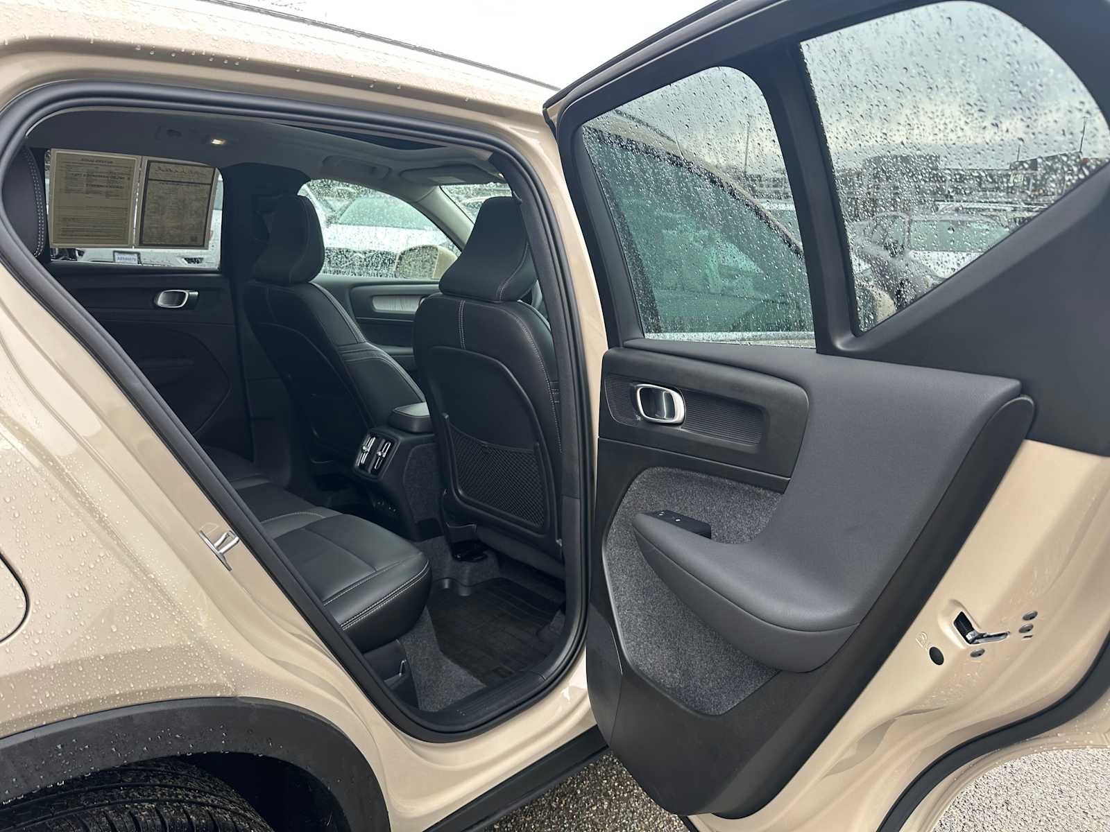 2025 Volvo XC40 Ultra Bright Theme