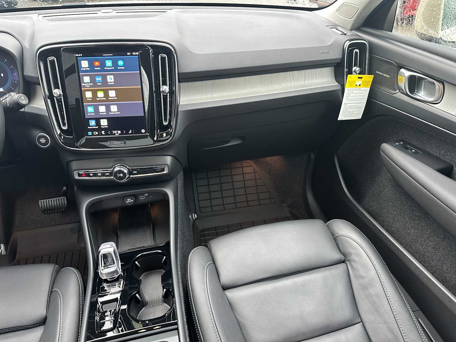 2025 Volvo XC40 Ultra Bright Theme