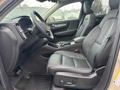 2025 Volvo XC40 Ultra Bright Theme