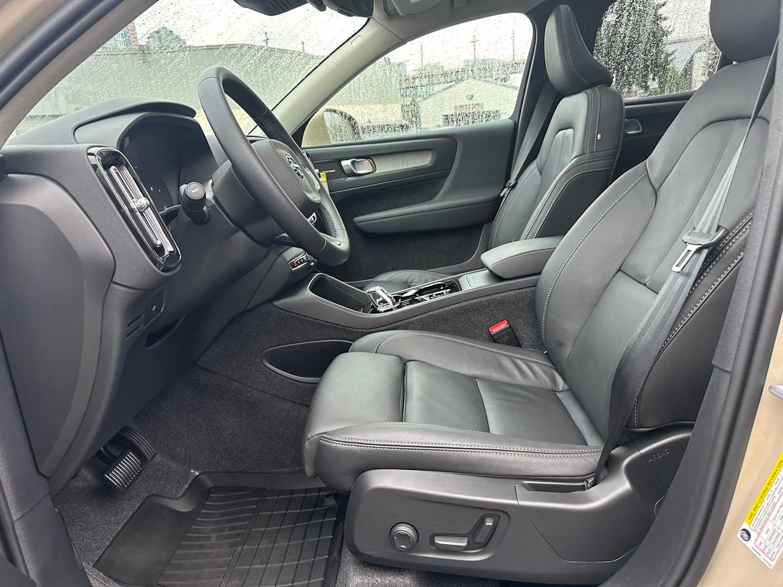 2025 Volvo XC40 Ultra Bright Theme