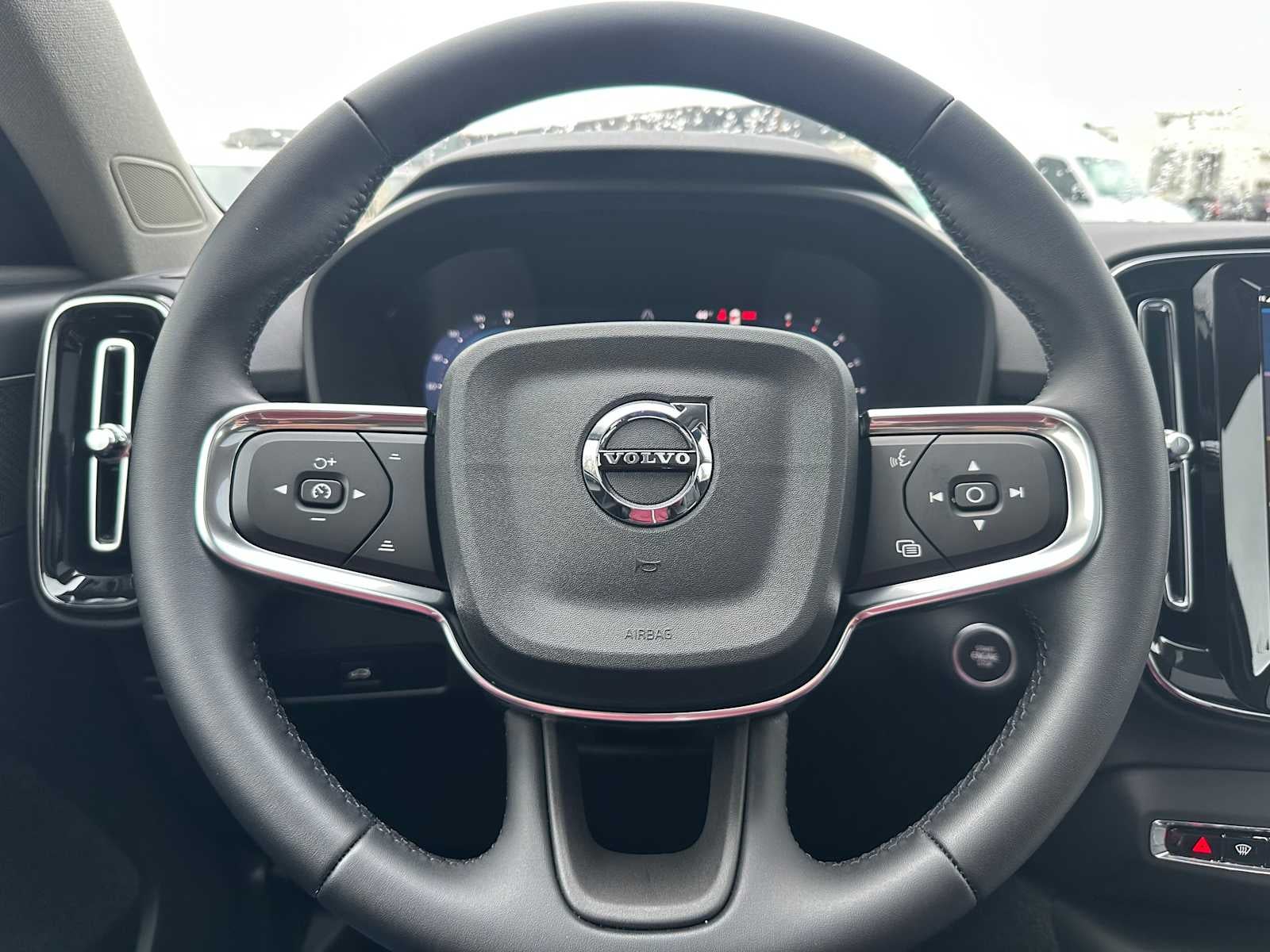 2025 Volvo XC40 Ultra Bright Theme