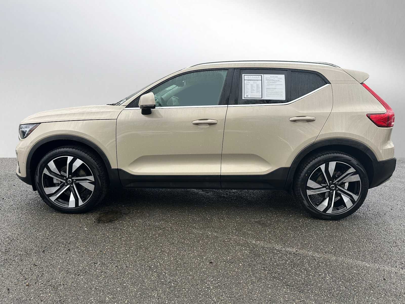 2025 Volvo XC40 Ultra Bright Theme