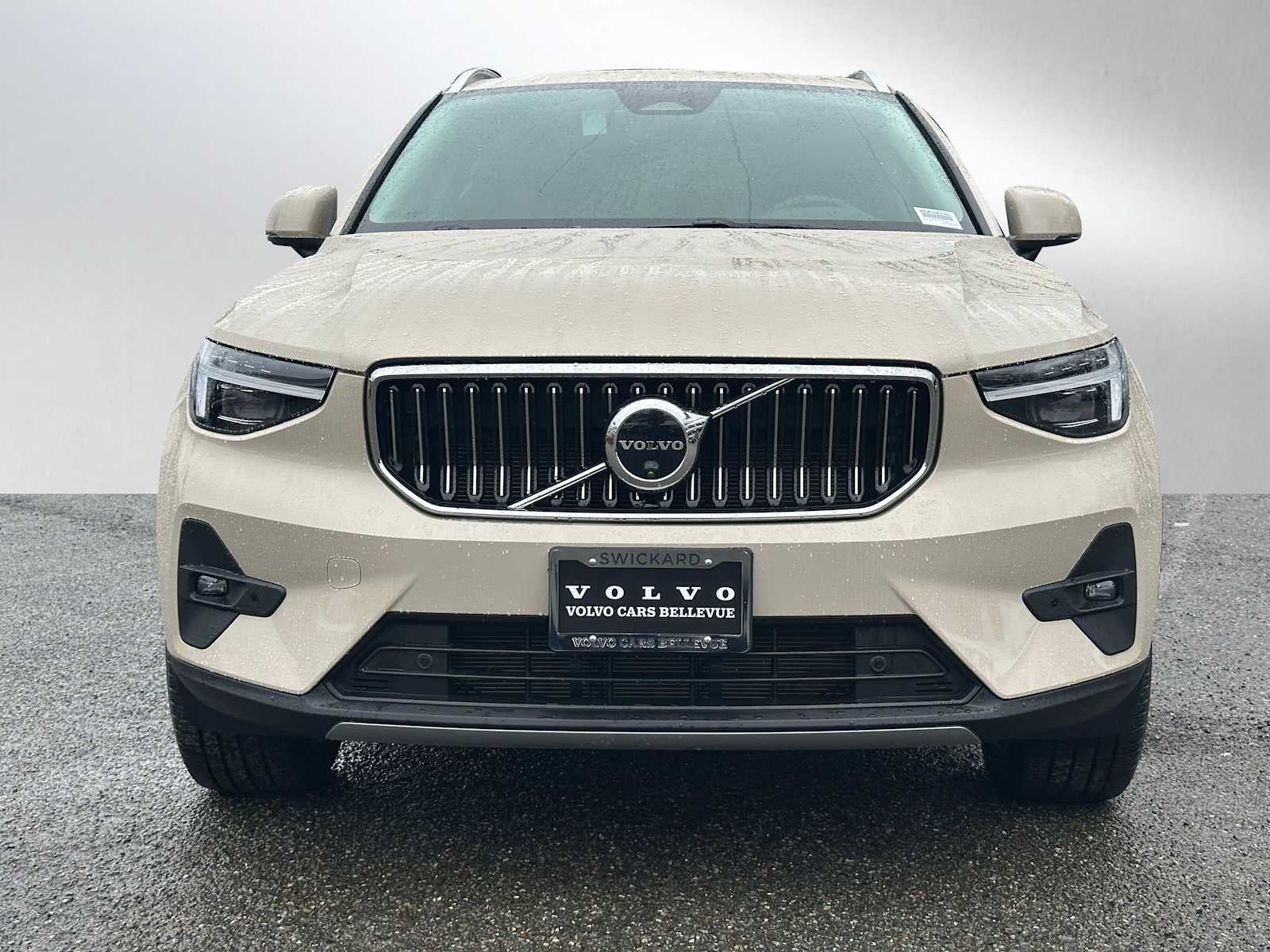 2025 Volvo XC40 Ultra Bright Theme