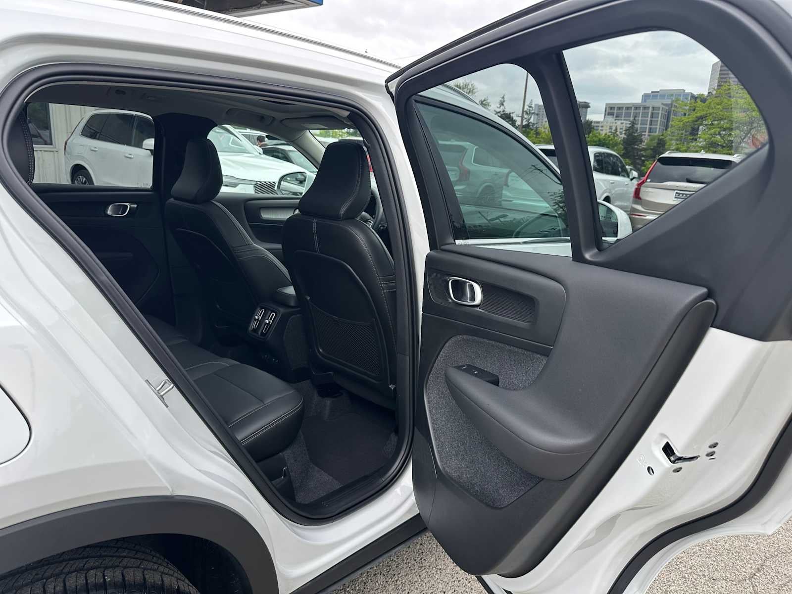 2025 Volvo XC40 Core Bright Theme