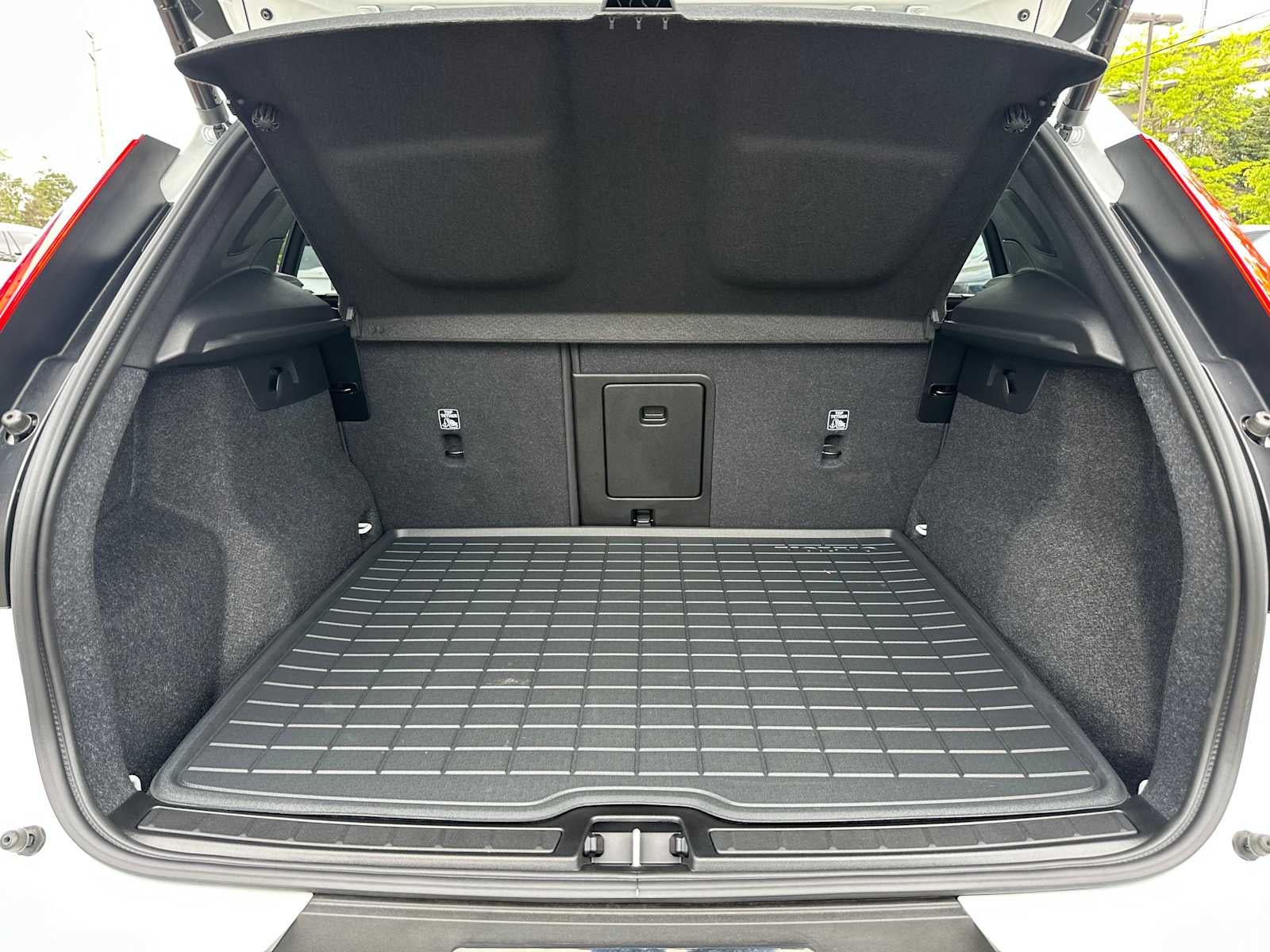 2025 Volvo XC40 Core Bright Theme