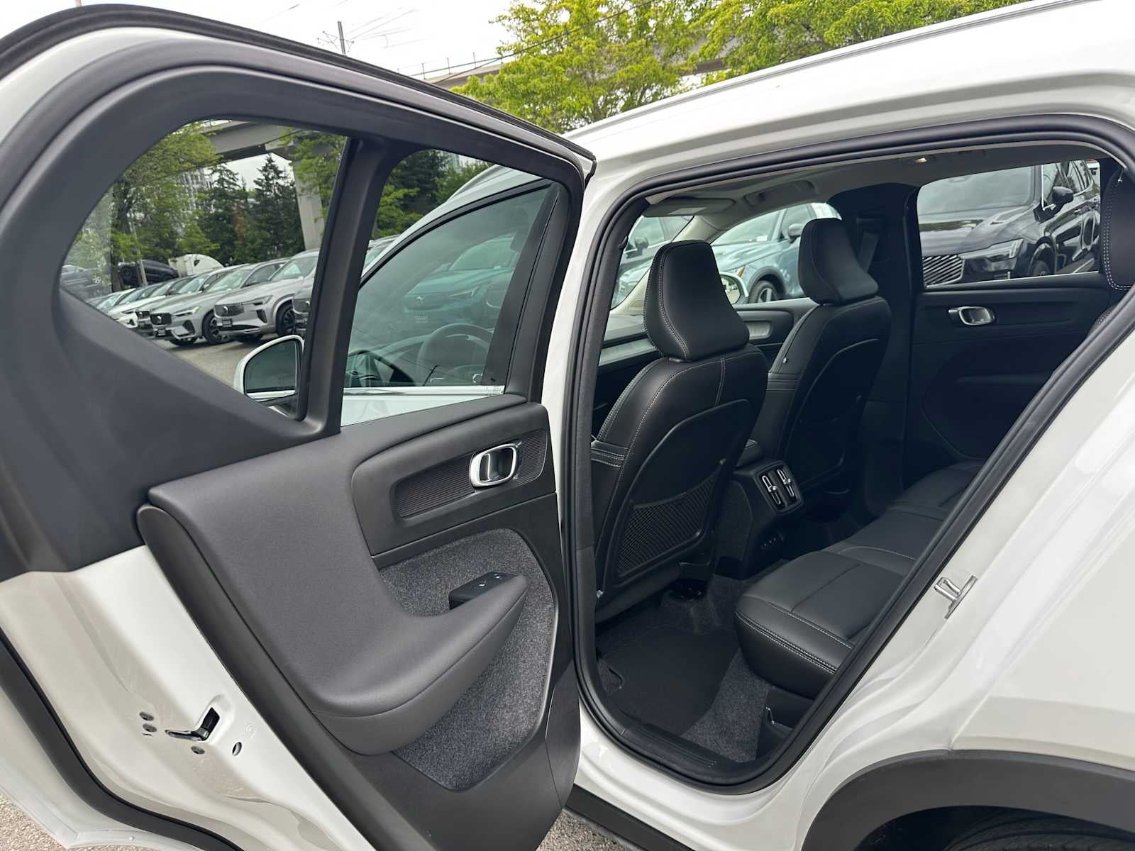 2025 Volvo XC40 Core Bright Theme