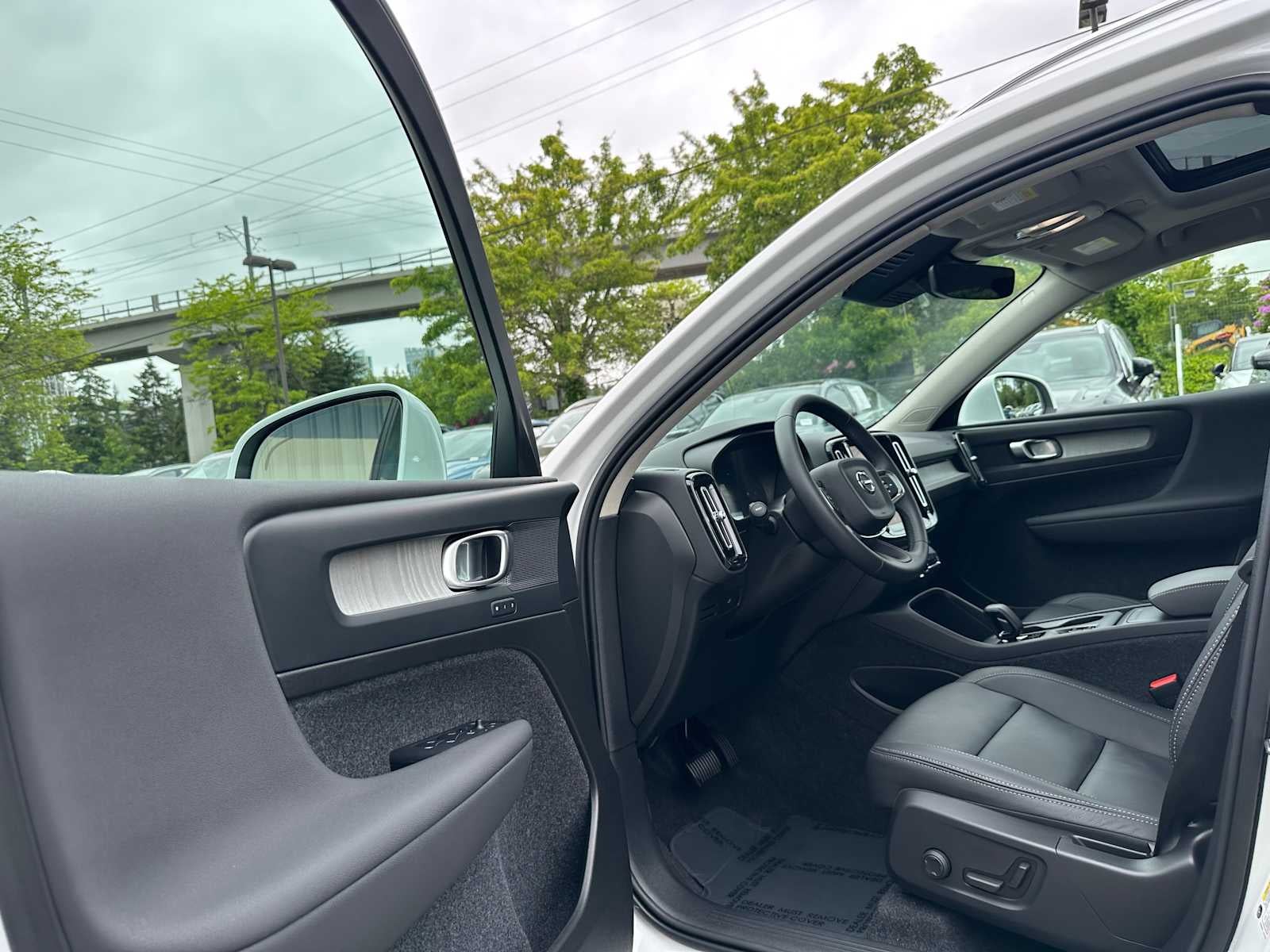 2025 Volvo XC40 Core Bright Theme