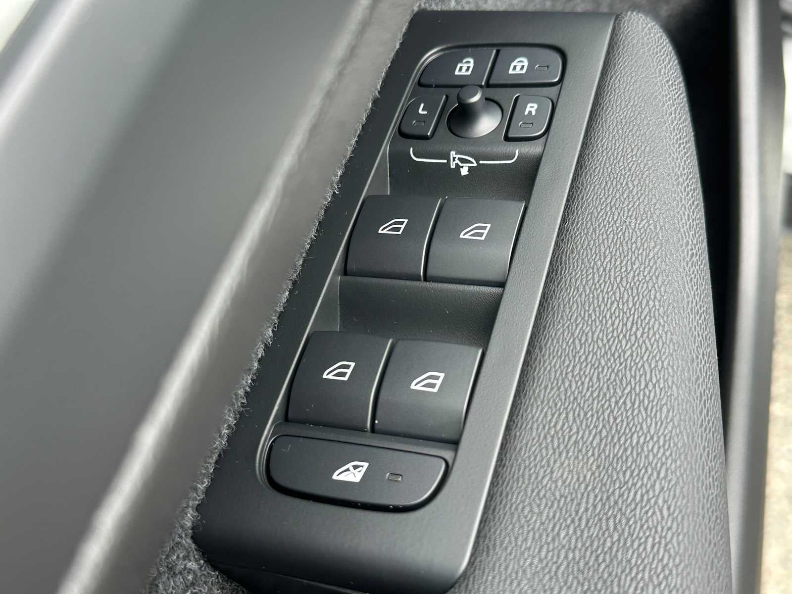 2025 Volvo XC40 Core Bright Theme