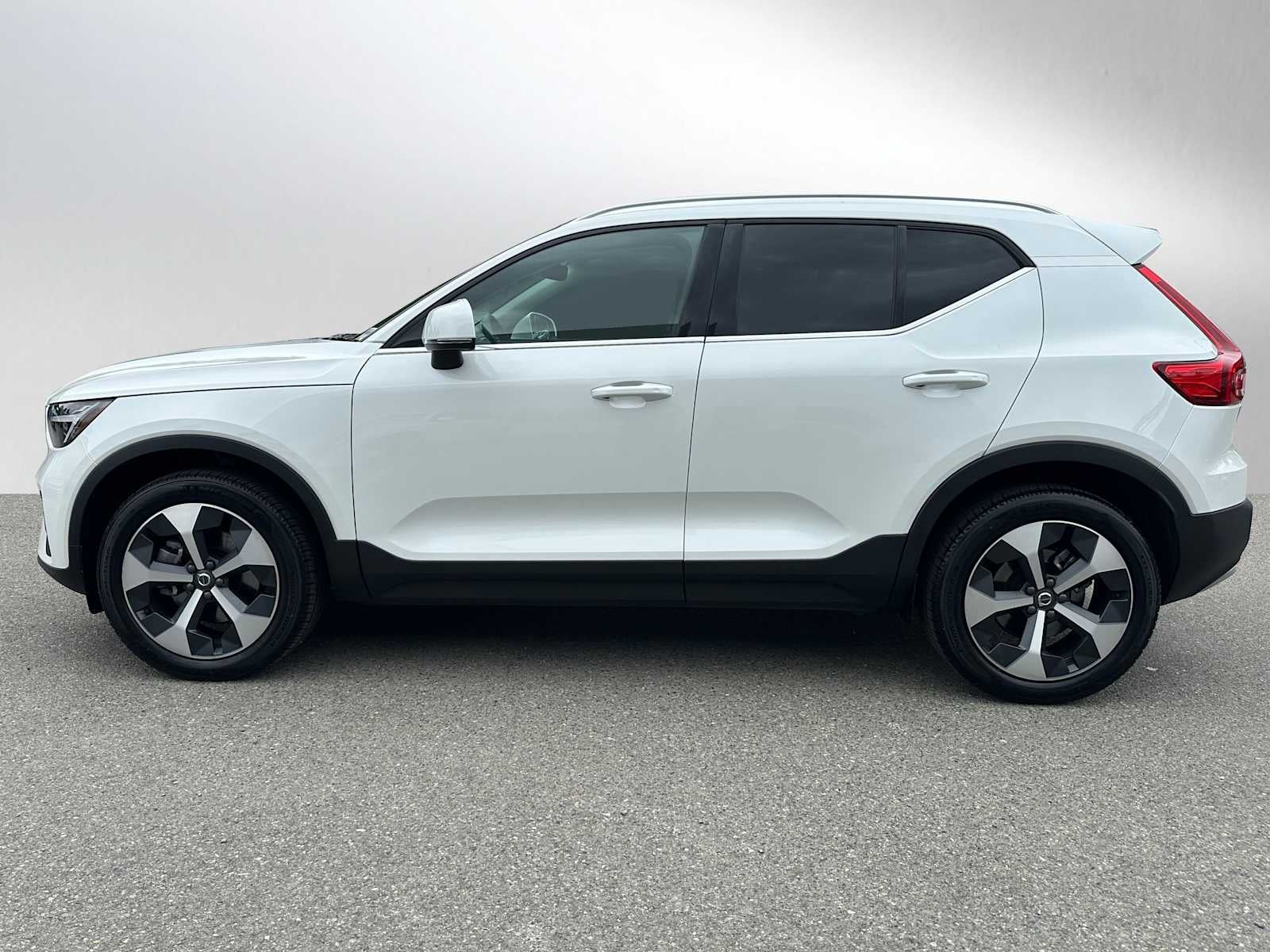 2025 Volvo XC40 Core Bright Theme