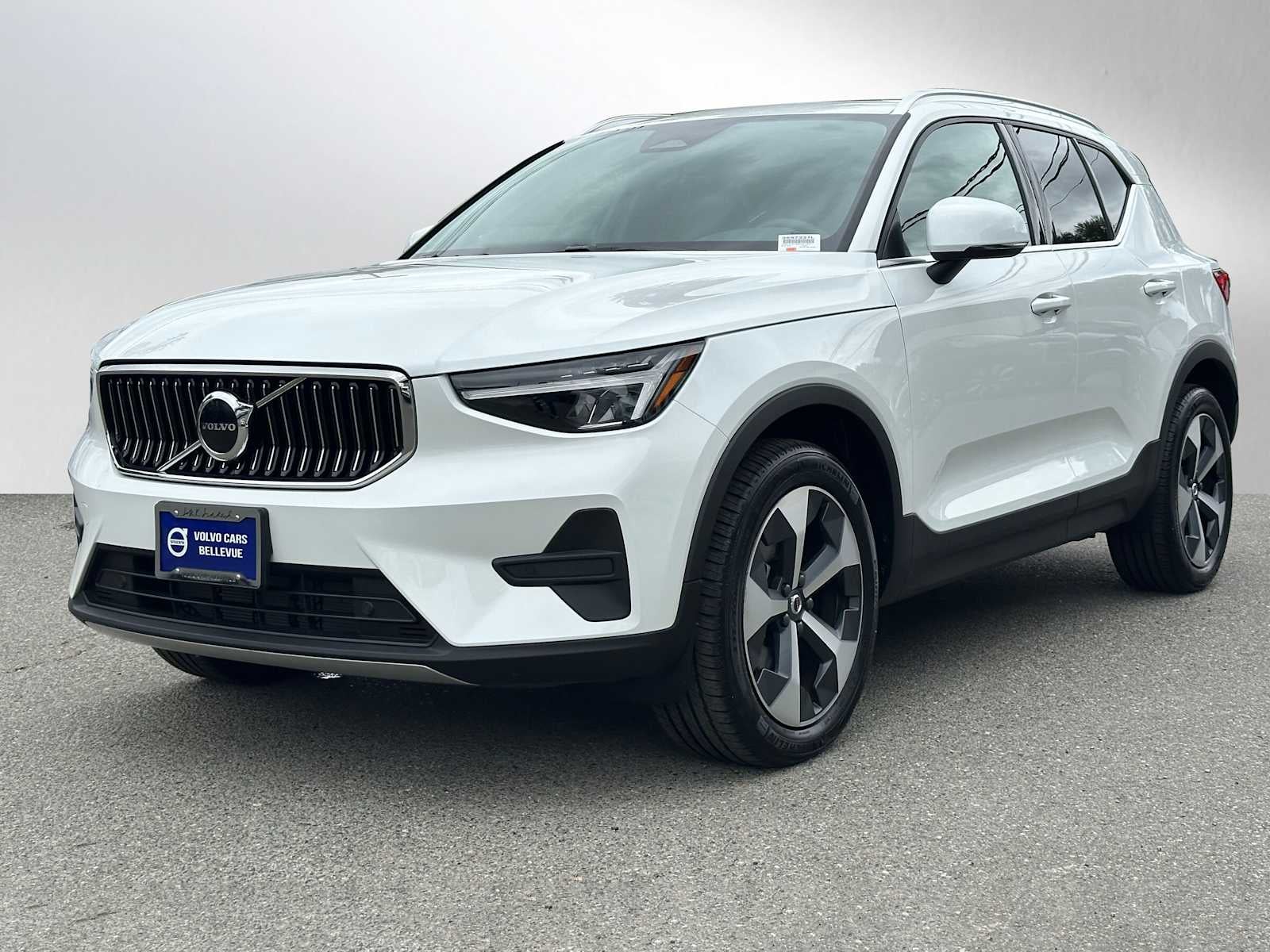 2025 Volvo XC40 Core Bright Theme