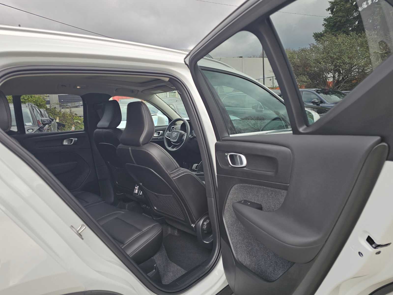 2025 Volvo XC40 Core Bright Theme