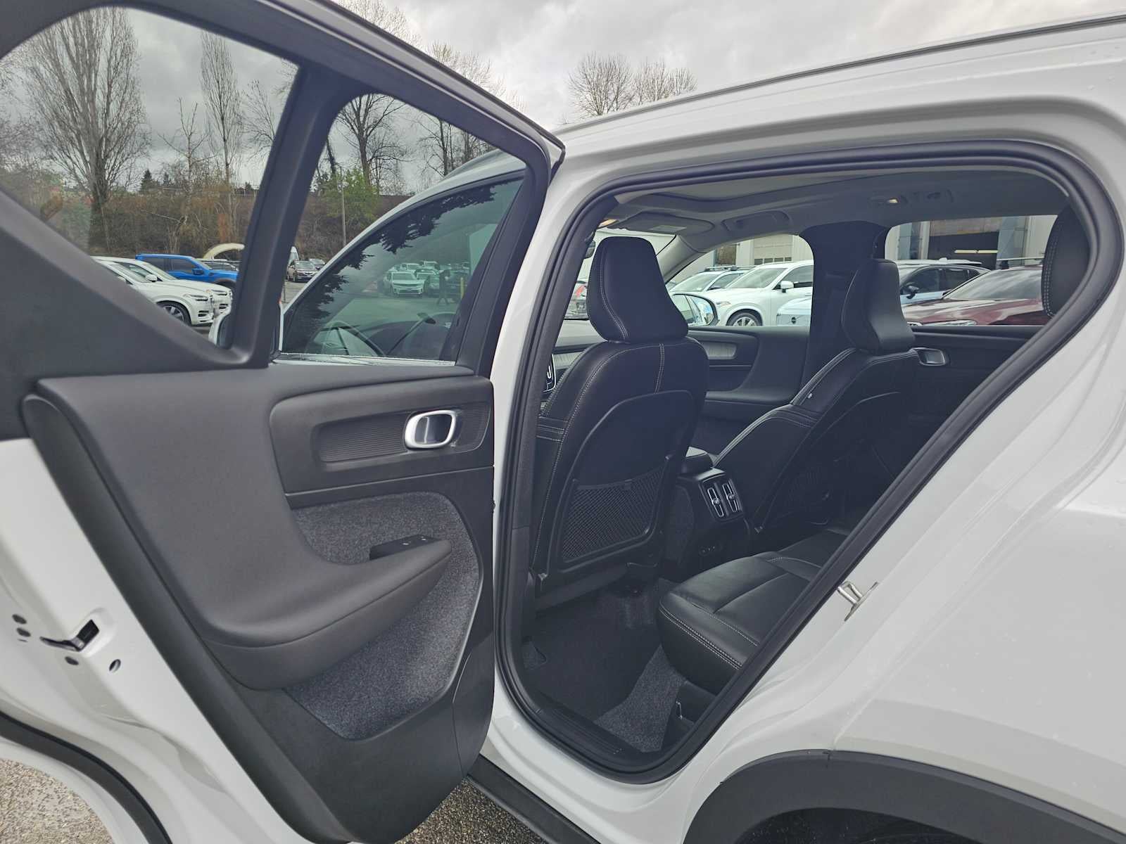 2025 Volvo XC40 Core Bright Theme