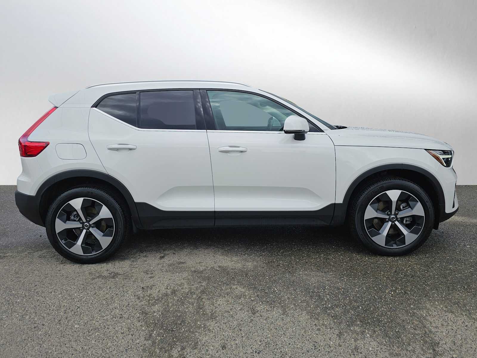 2025 Volvo XC40 Core Bright Theme