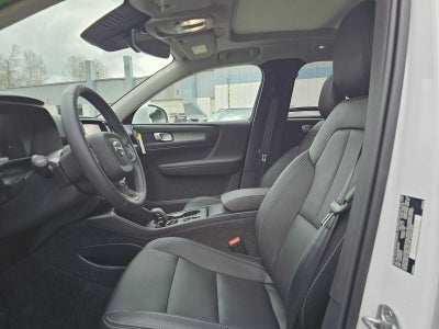 2025 Volvo XC40 Core Bright Theme