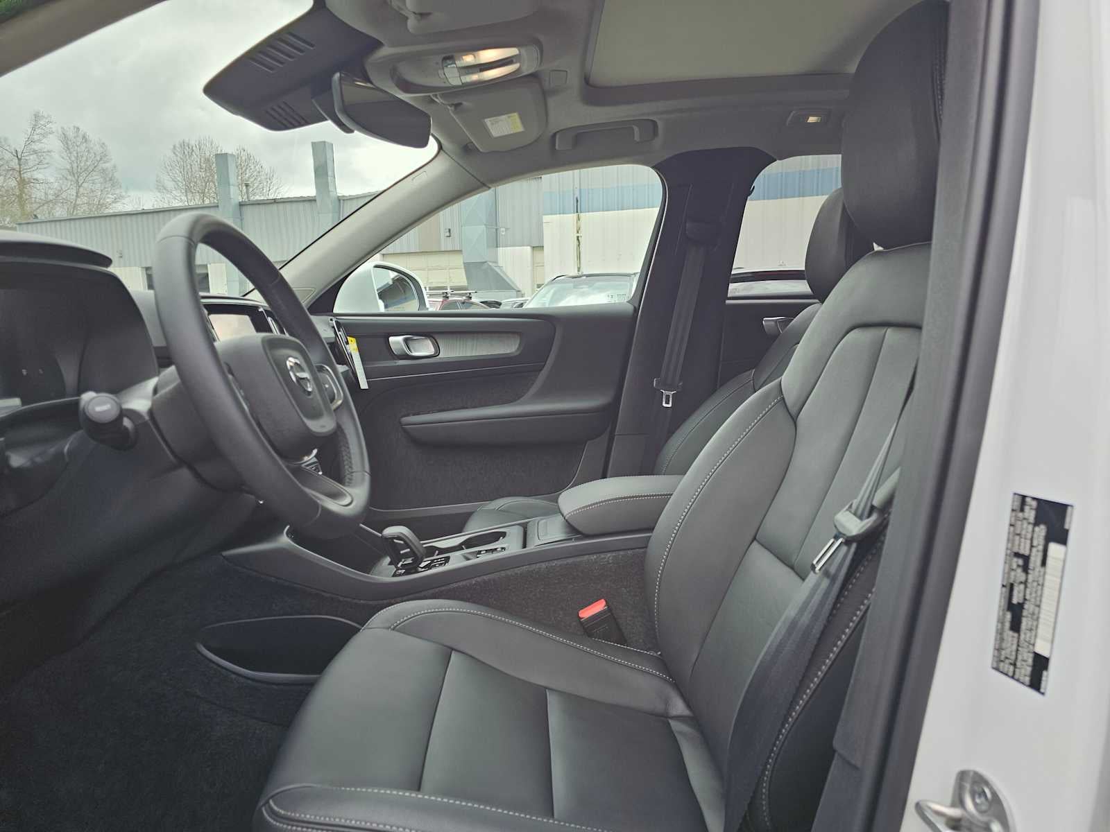 2025 Volvo XC40 Core Bright Theme