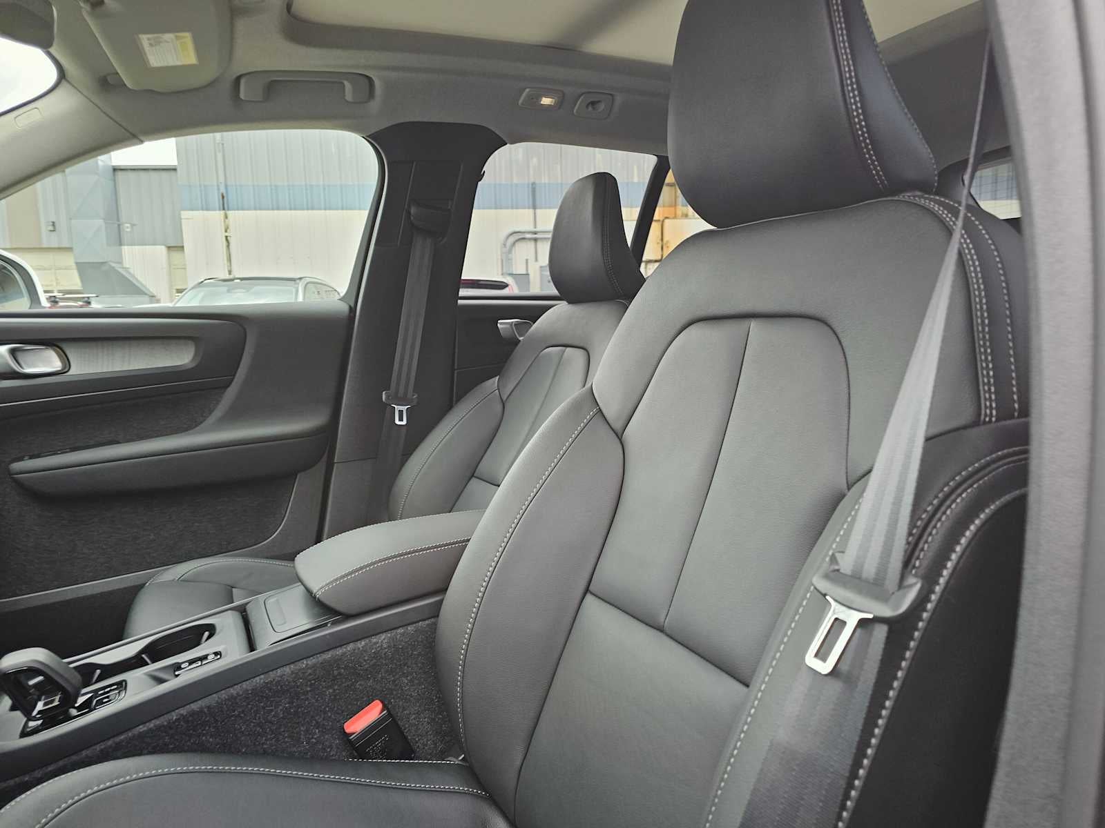 2025 Volvo XC40 Core Bright Theme