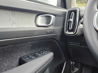 2025 Volvo XC40 Core Bright Theme