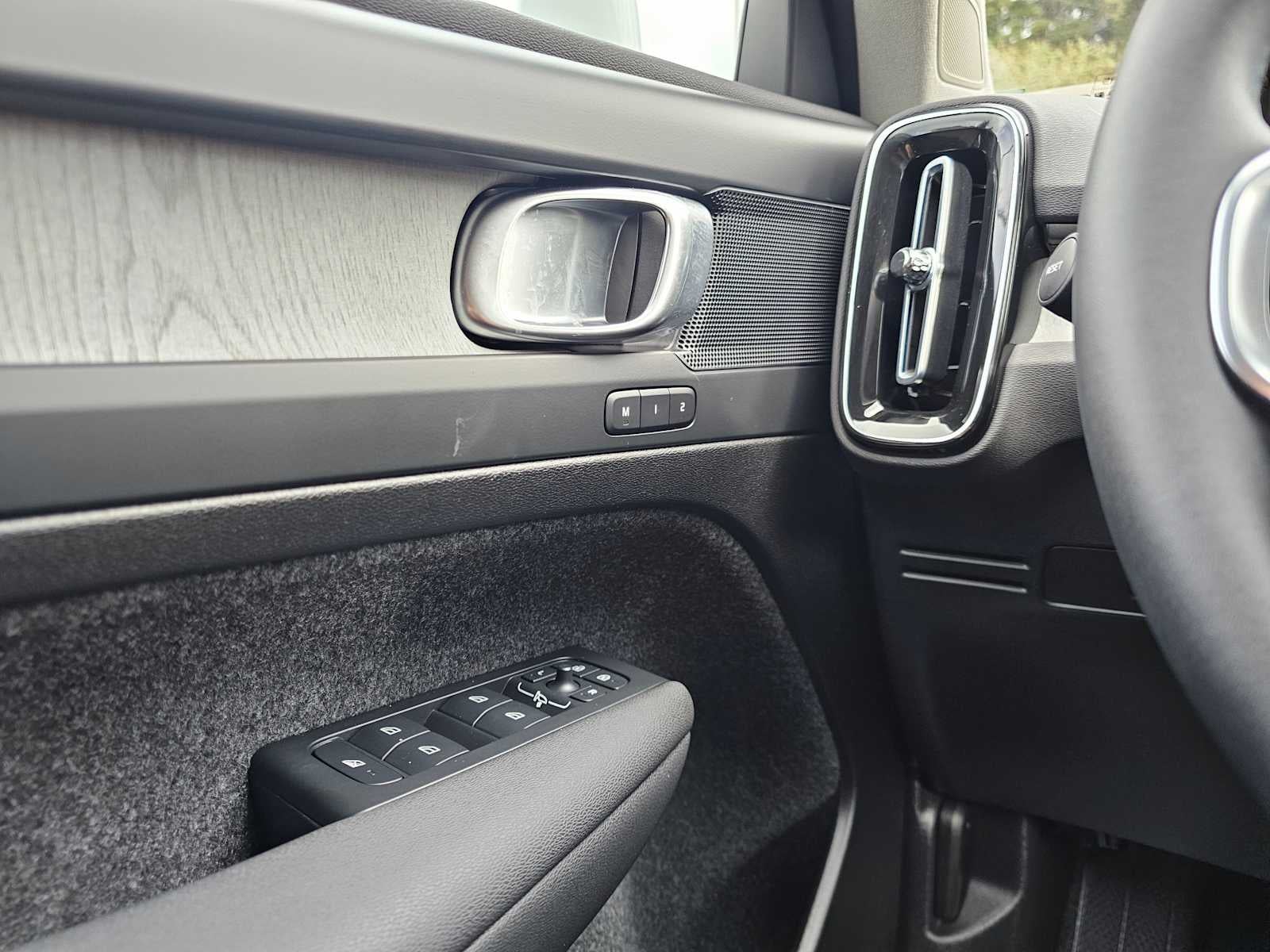 2025 Volvo XC40 Core Bright Theme