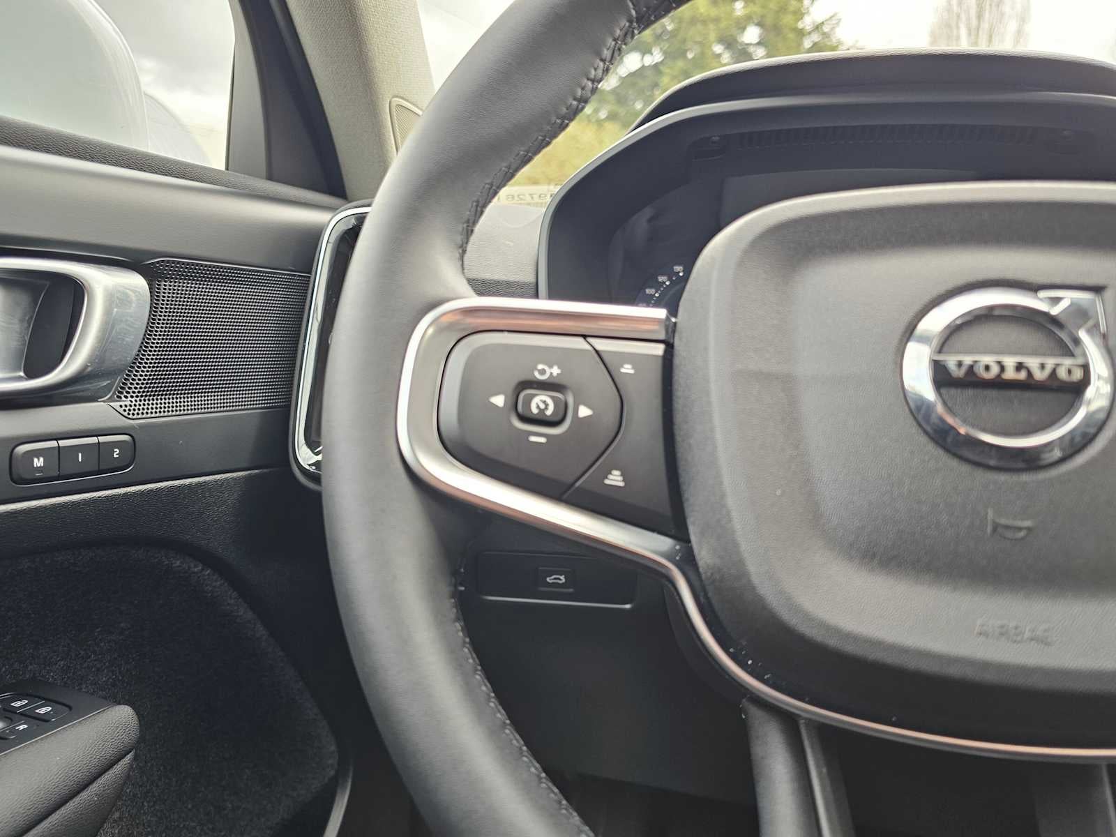 2025 Volvo XC40 Core Bright Theme