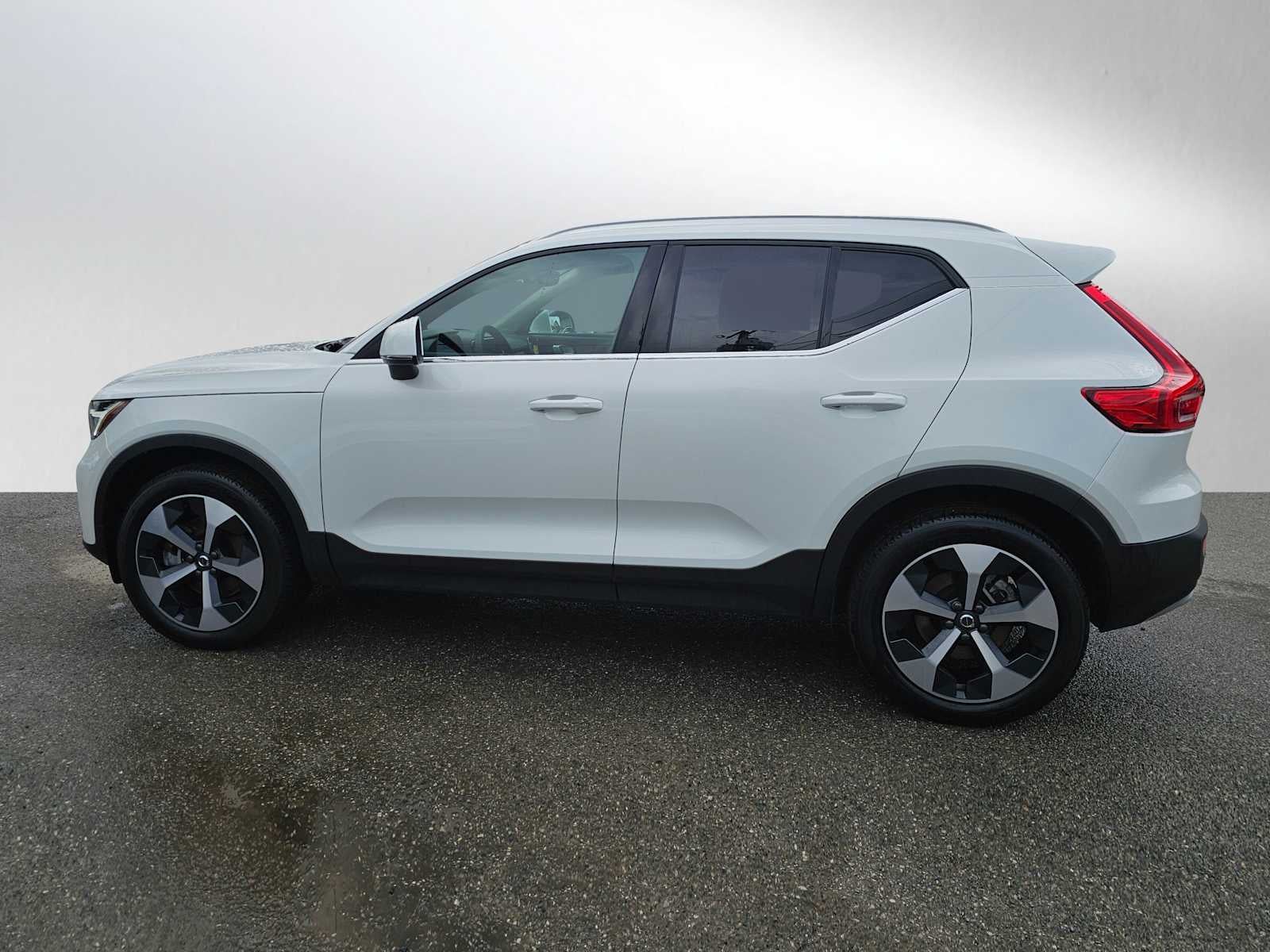 2025 Volvo XC40 Core Bright Theme
