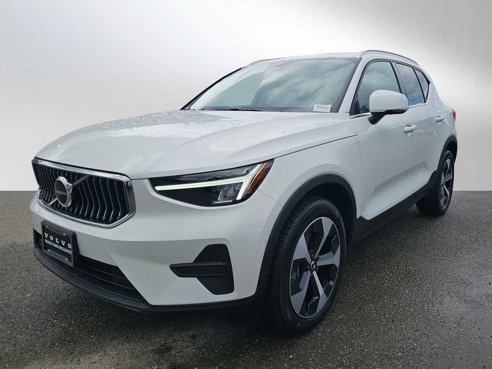 2025 Volvo XC40 Core Bright Theme