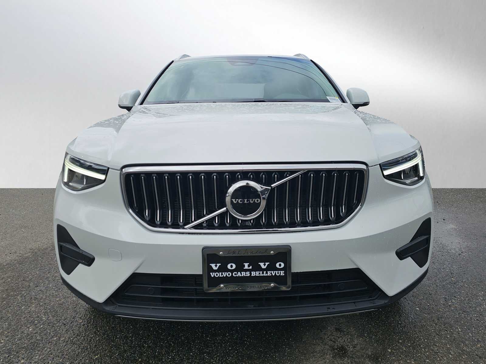 2025 Volvo XC40 Core Bright Theme