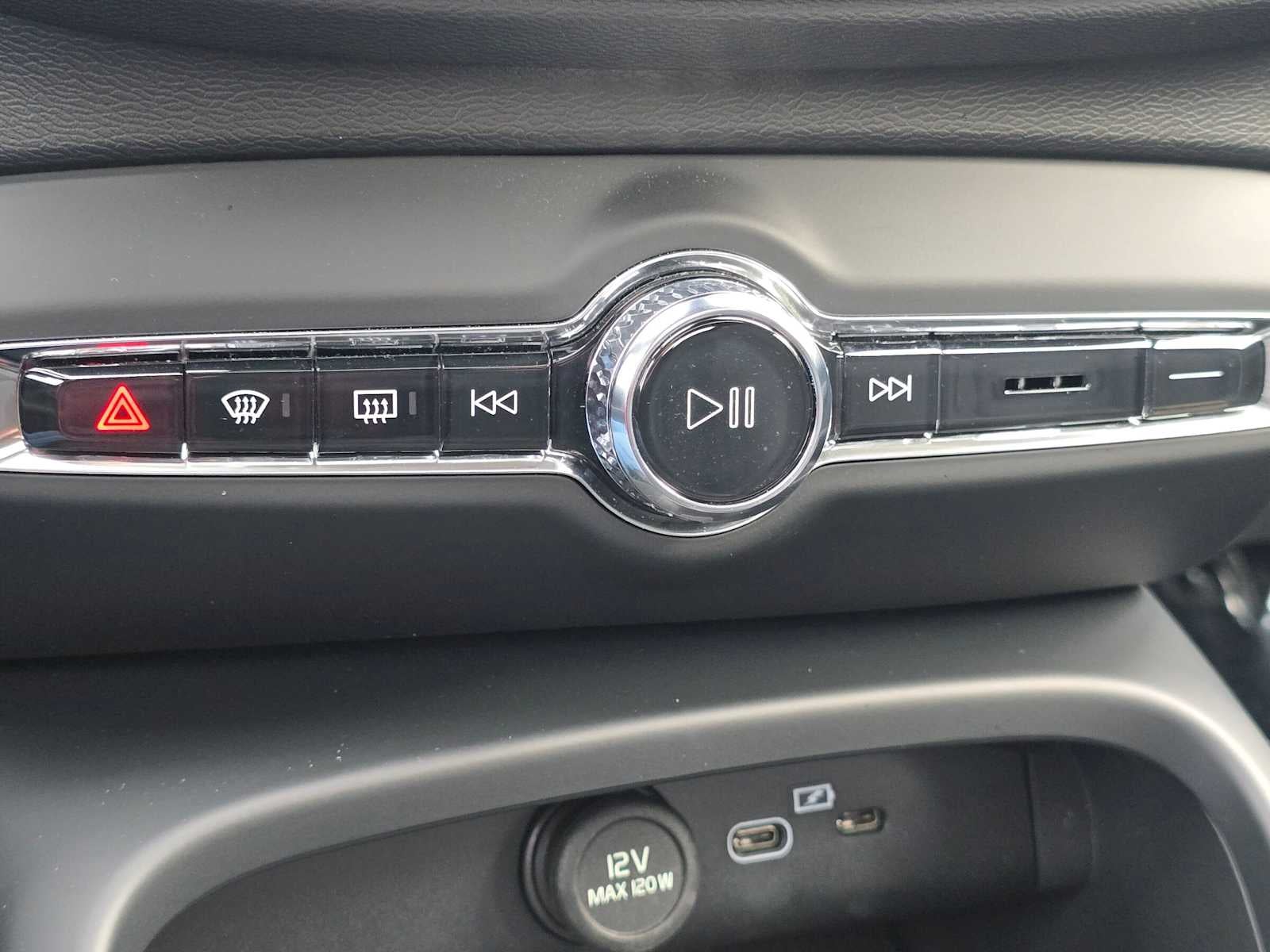 2026 Volvo XC40 Core