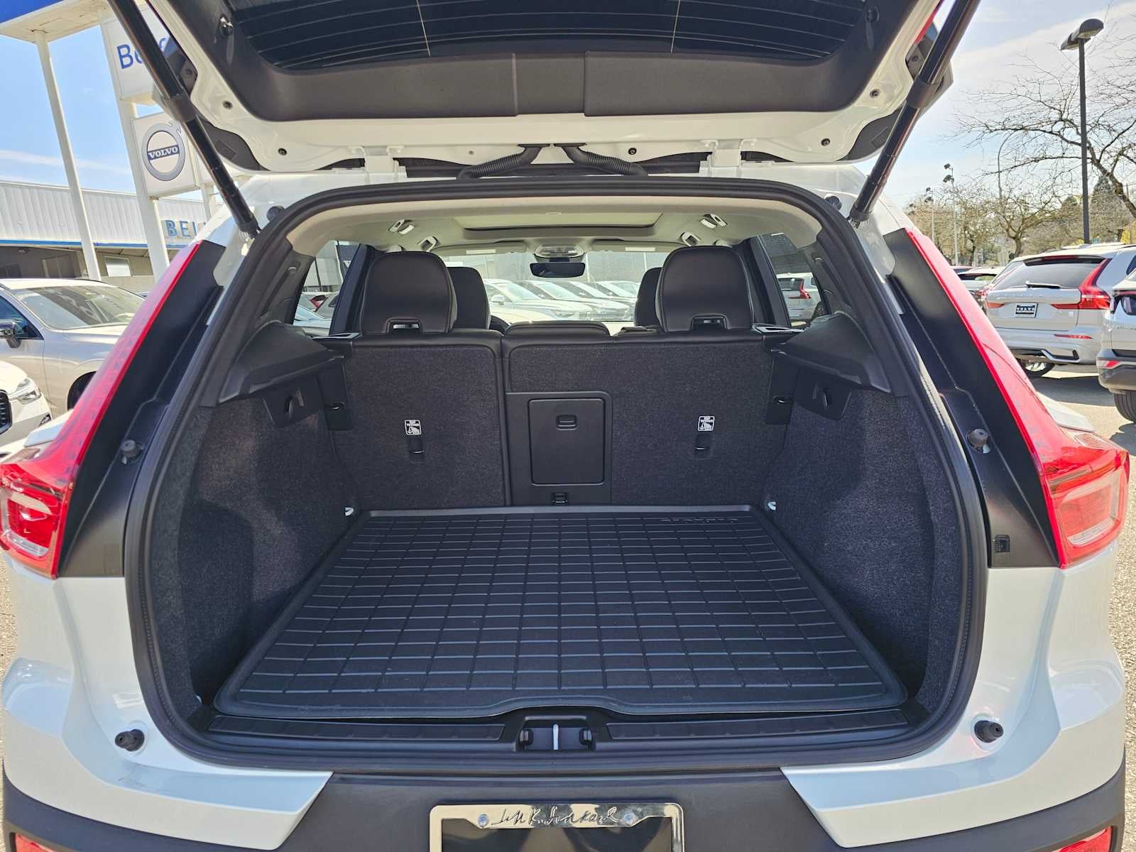 2025 Volvo XC40 Core Bright Theme