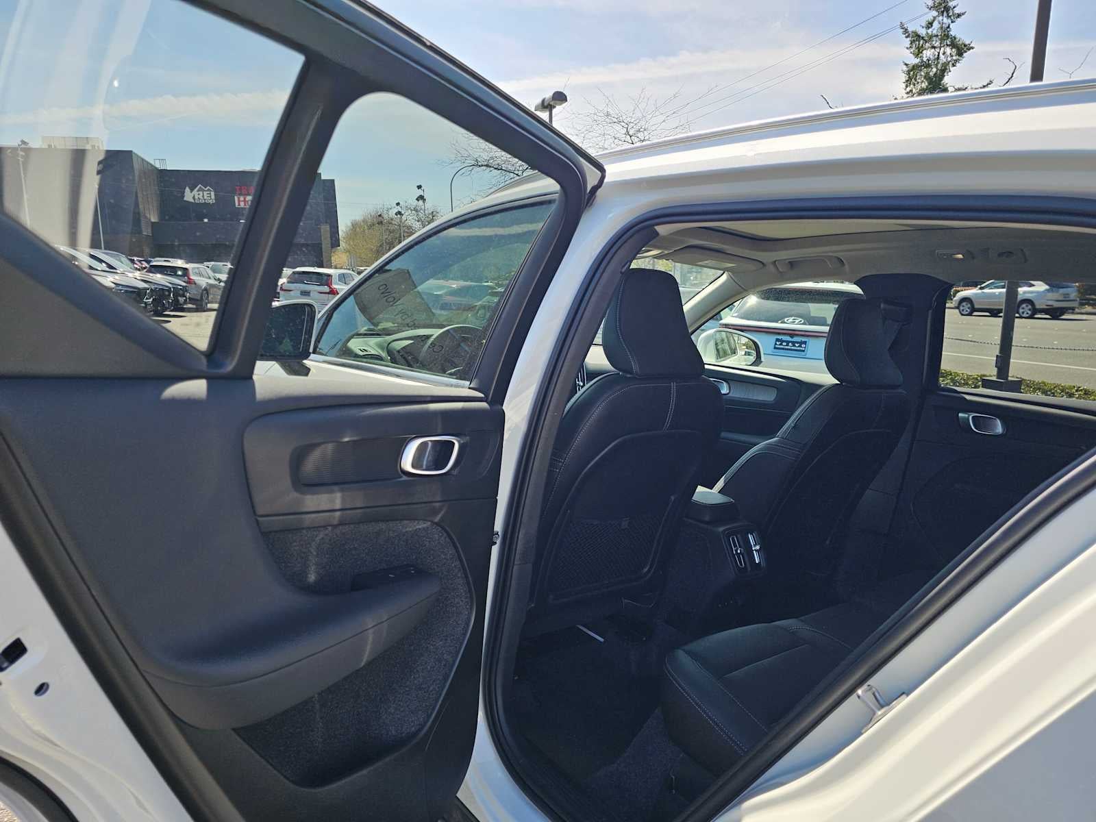 2025 Volvo XC40 Core Bright Theme