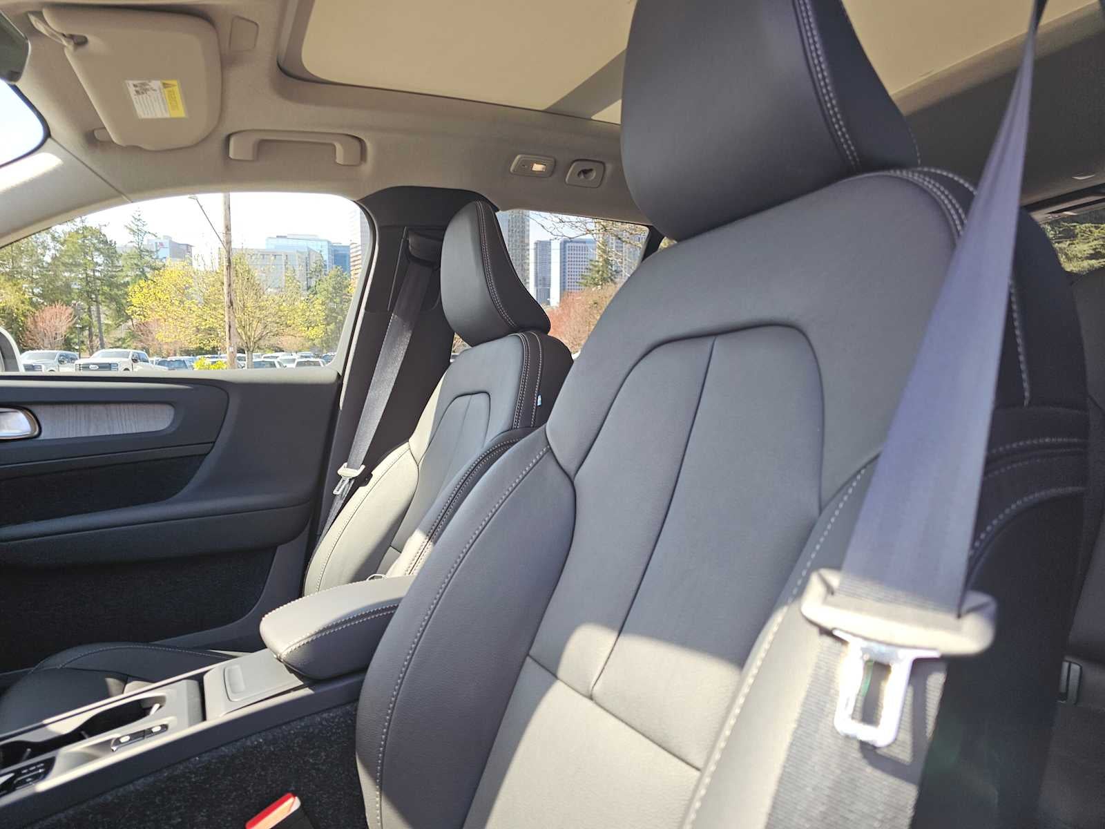 2025 Volvo XC40 Core Bright Theme