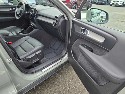2025 Volvo XC40 Core Bright Theme