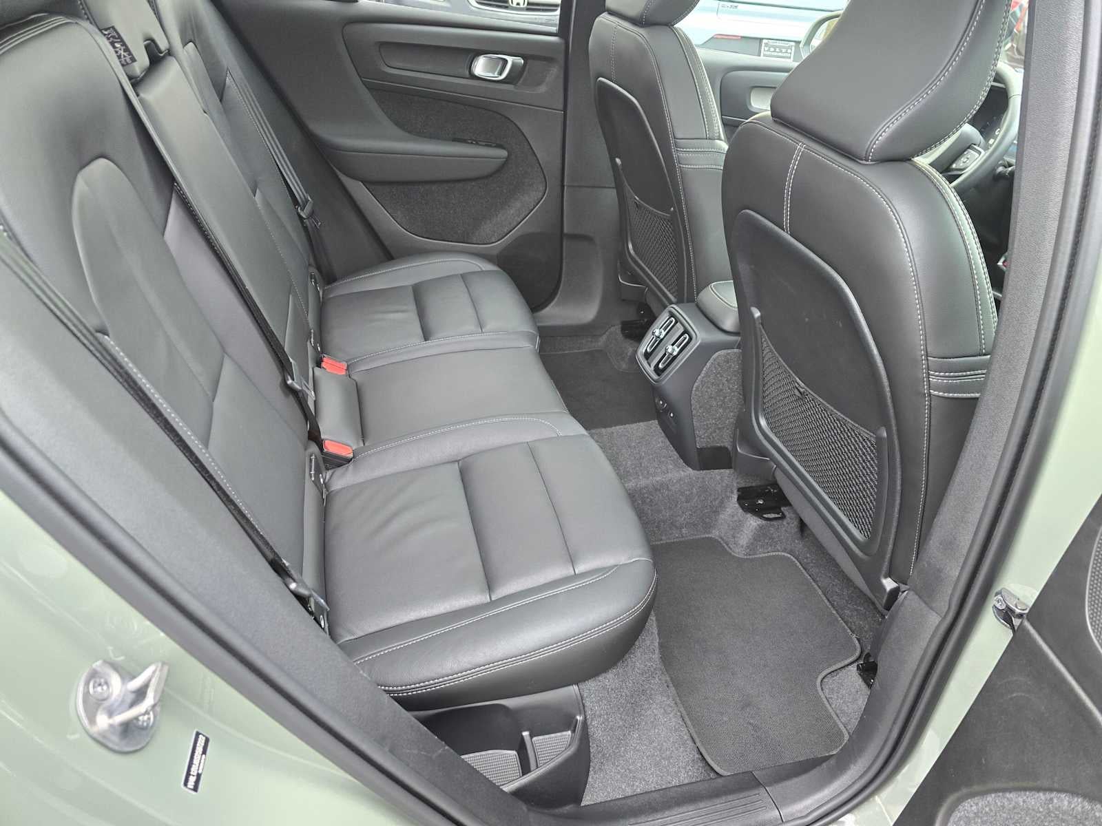 2025 Volvo XC40 Core Bright Theme