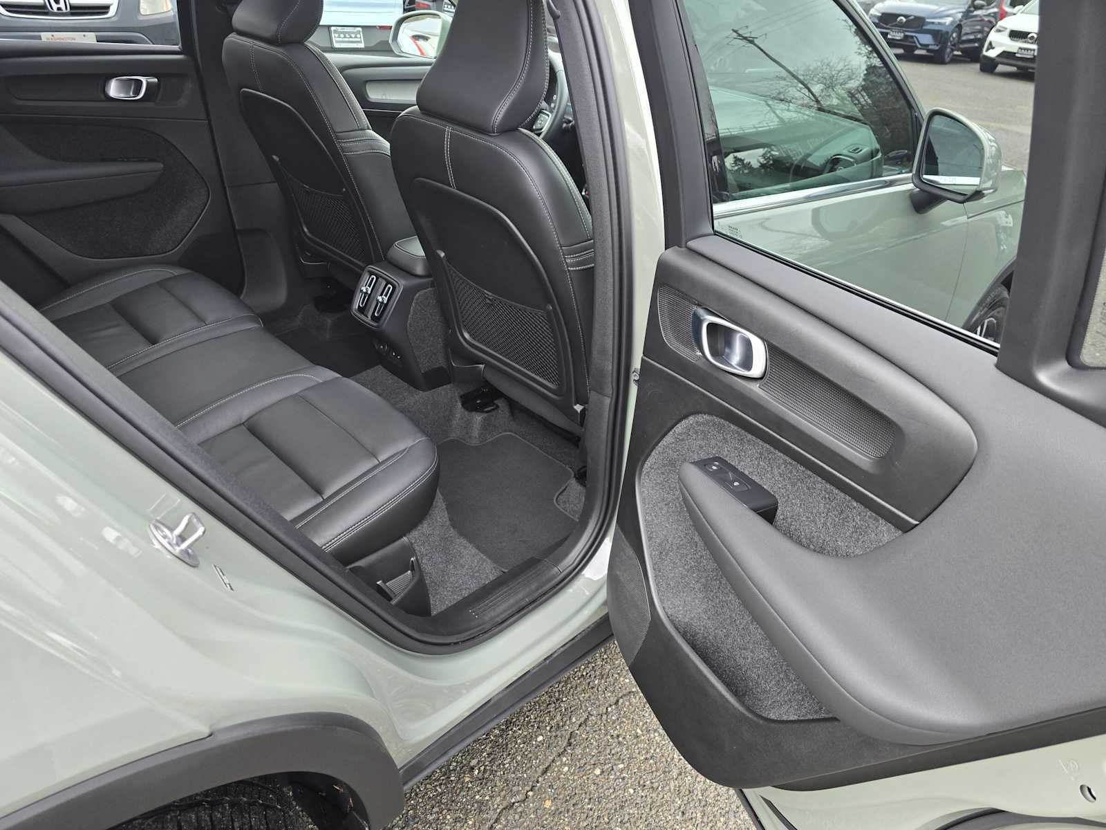 2025 Volvo XC40 Core Bright Theme