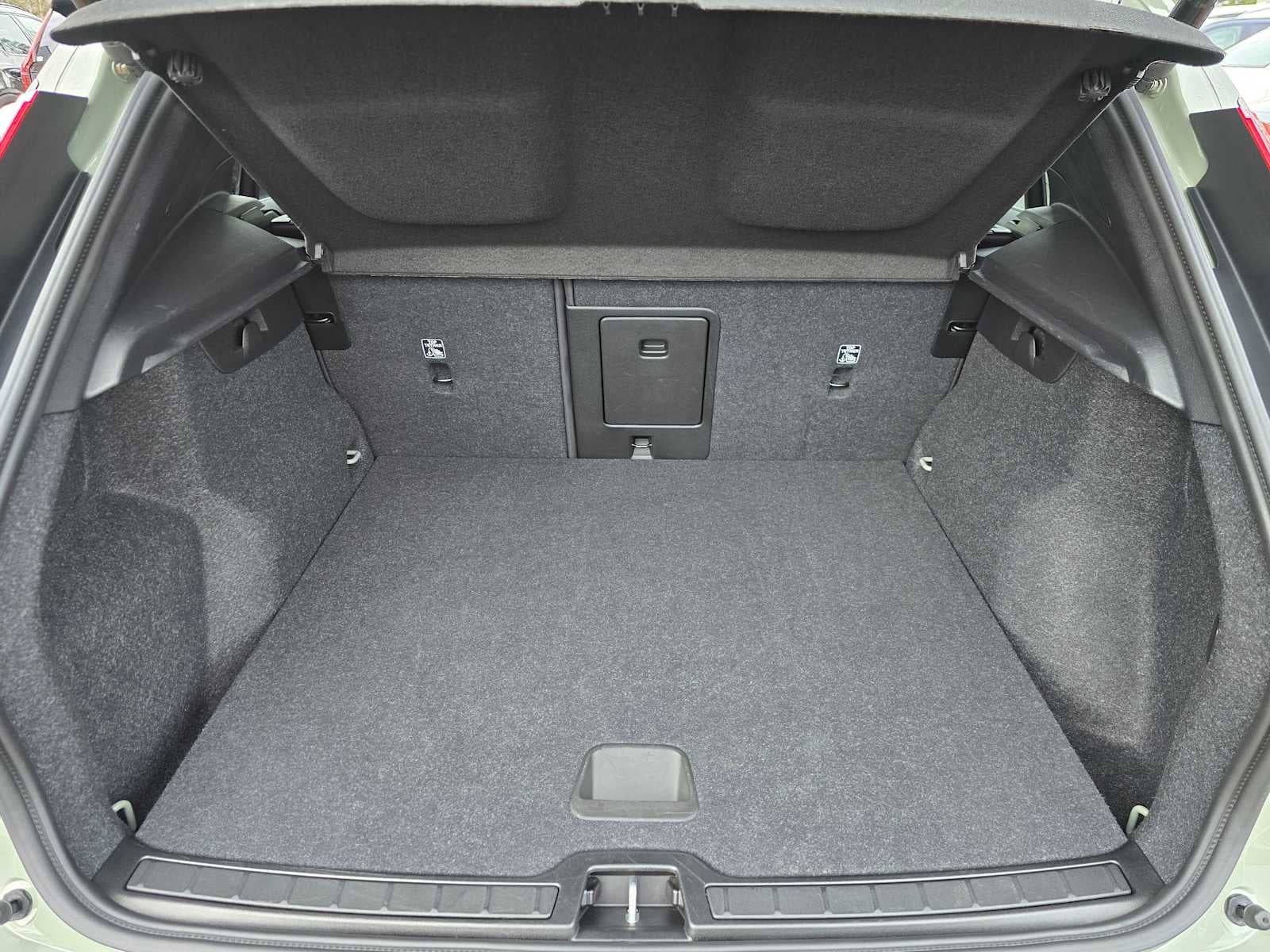 2025 Volvo XC40 Core Bright Theme