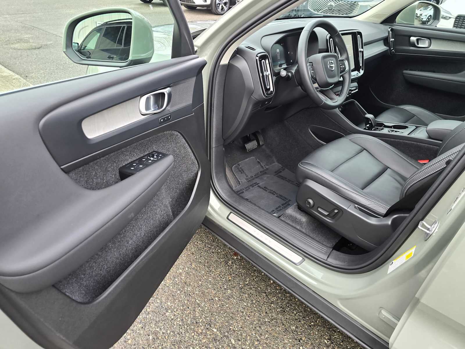 2025 Volvo XC40 Core Bright Theme