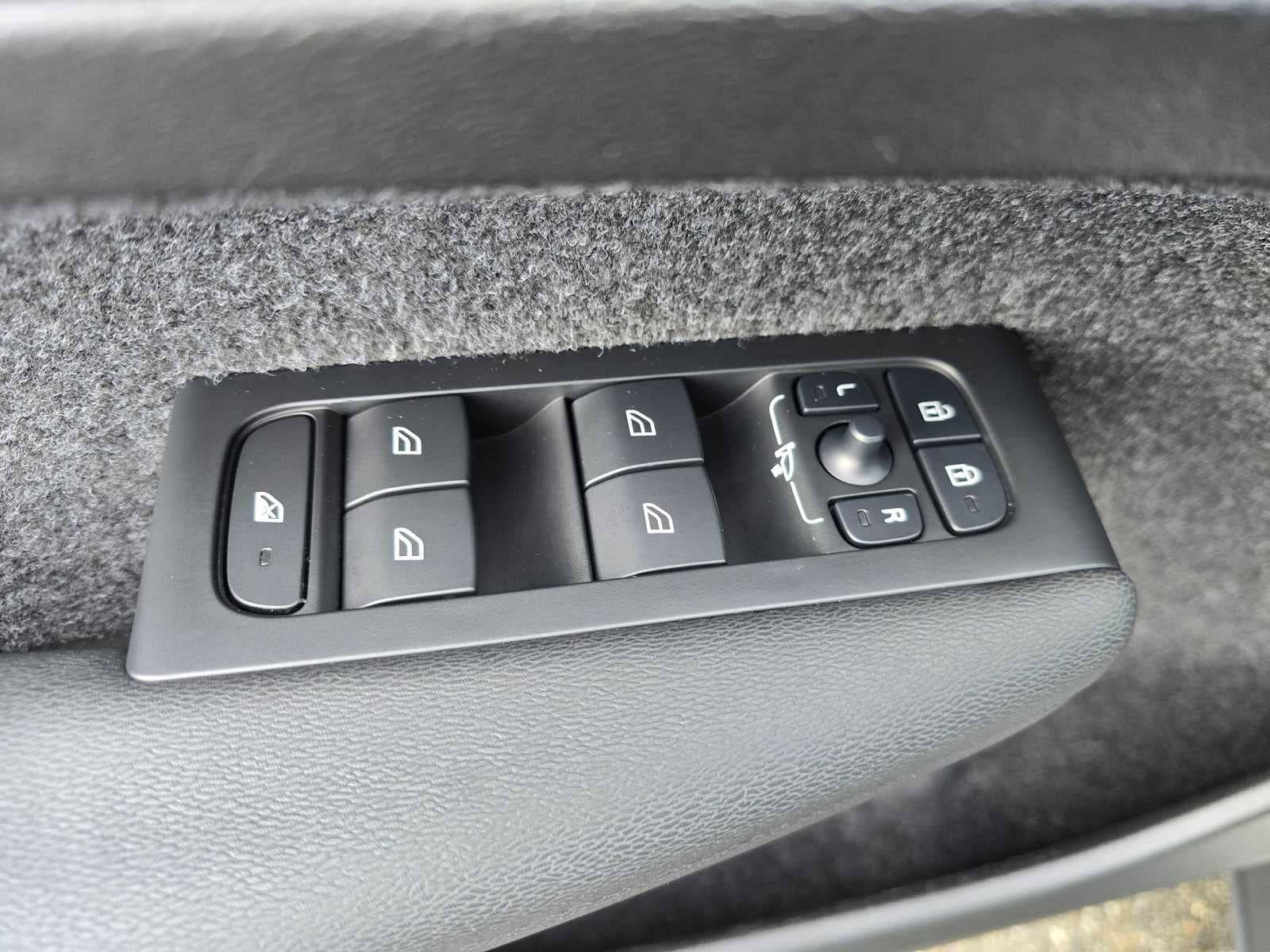 2025 Volvo XC40 Core Bright Theme