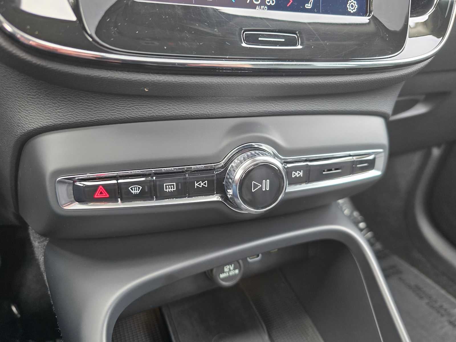 2025 Volvo XC40 Core Bright Theme