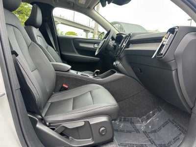 2025 Volvo XC40 Core Bright Theme