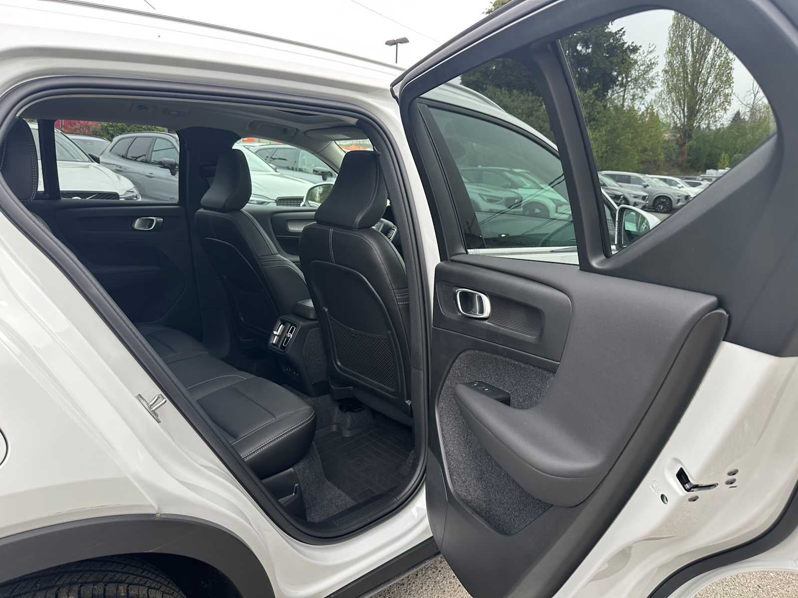 2025 Volvo XC40 Core Bright Theme