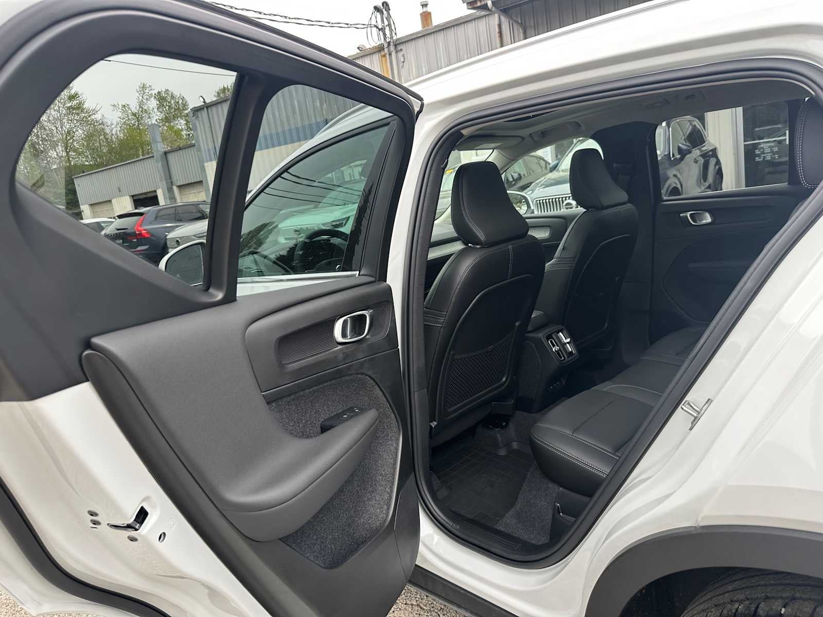 2025 Volvo XC40 Core Bright Theme