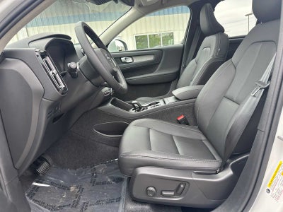 2025 Volvo XC40 Core Bright Theme