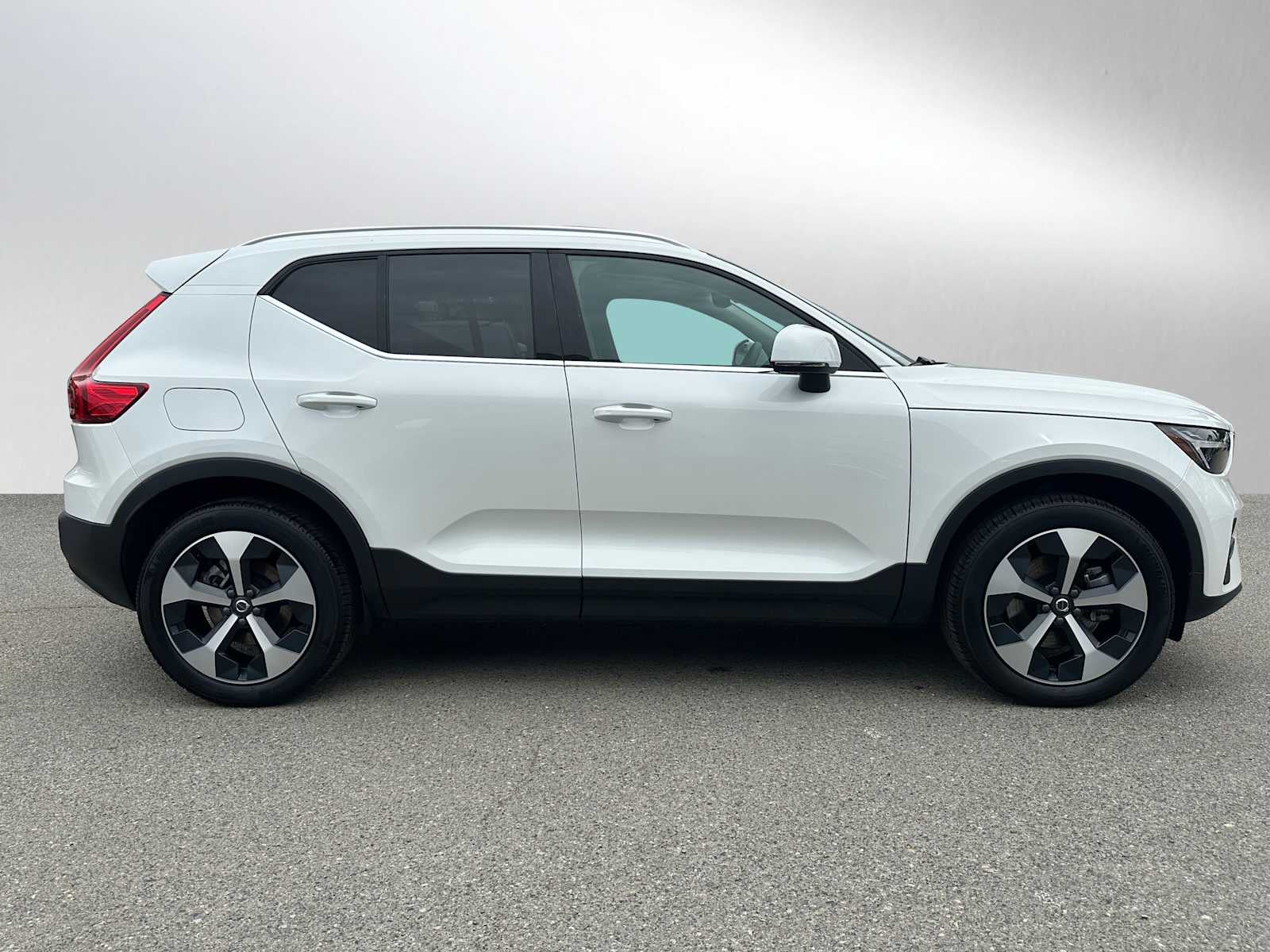 2025 Volvo XC40 Core Bright Theme