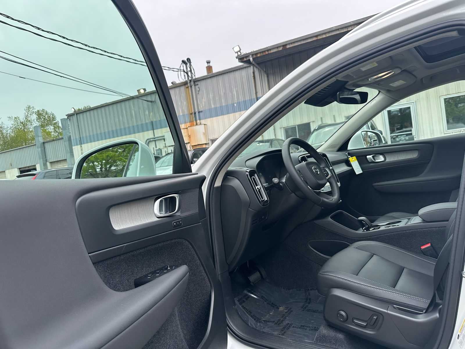 2025 Volvo XC40 Core Bright Theme