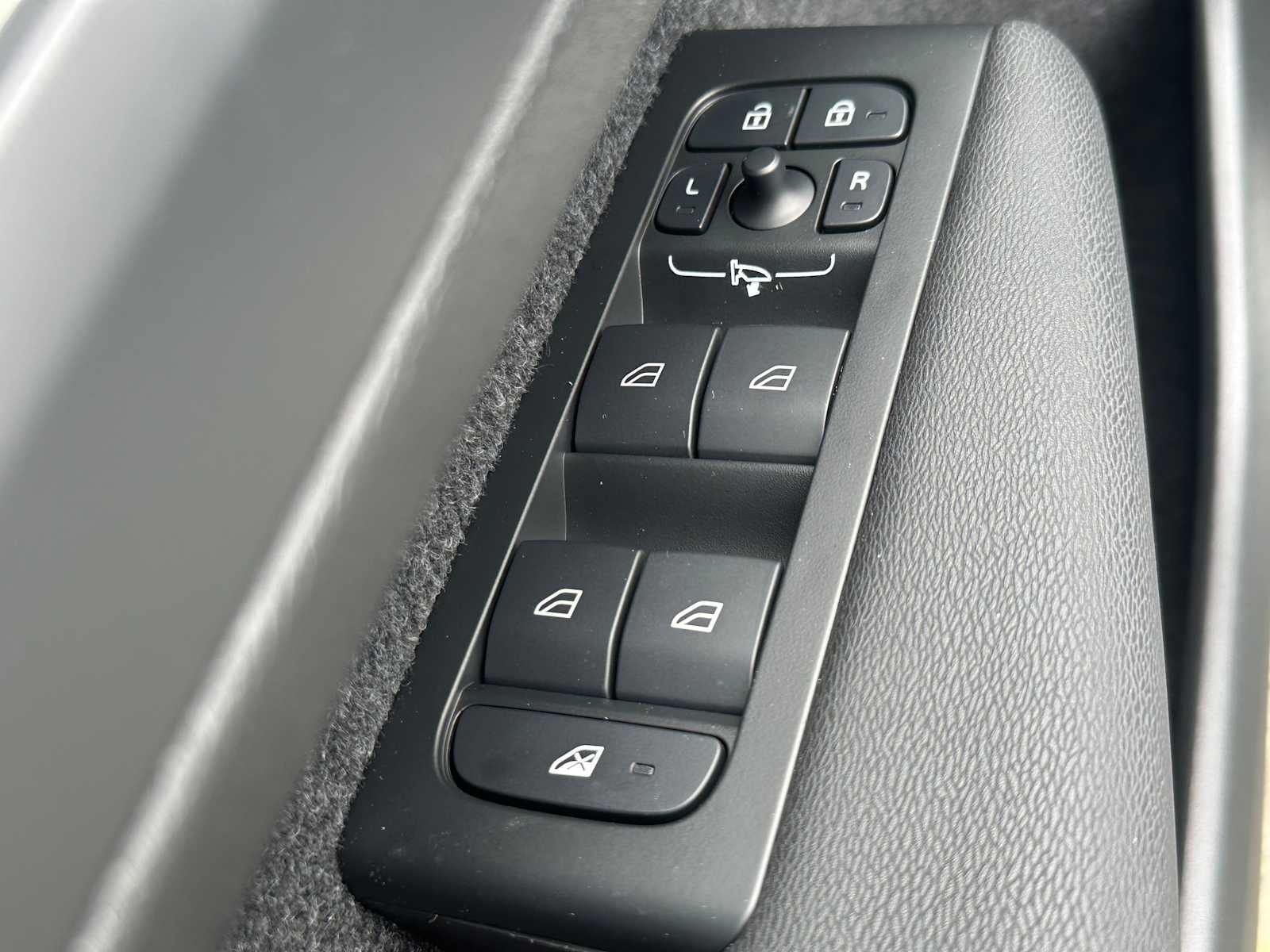 2025 Volvo XC40 Core Bright Theme