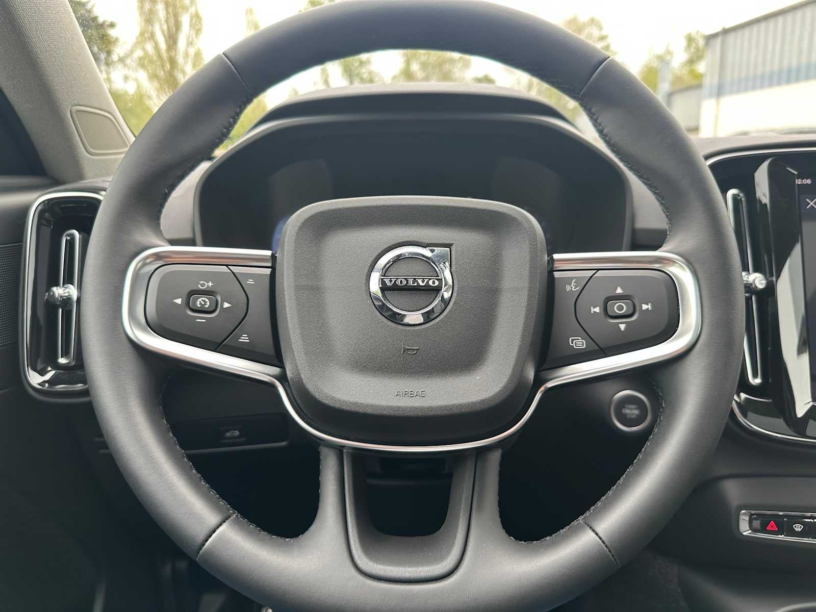 2025 Volvo XC40 Core Bright Theme