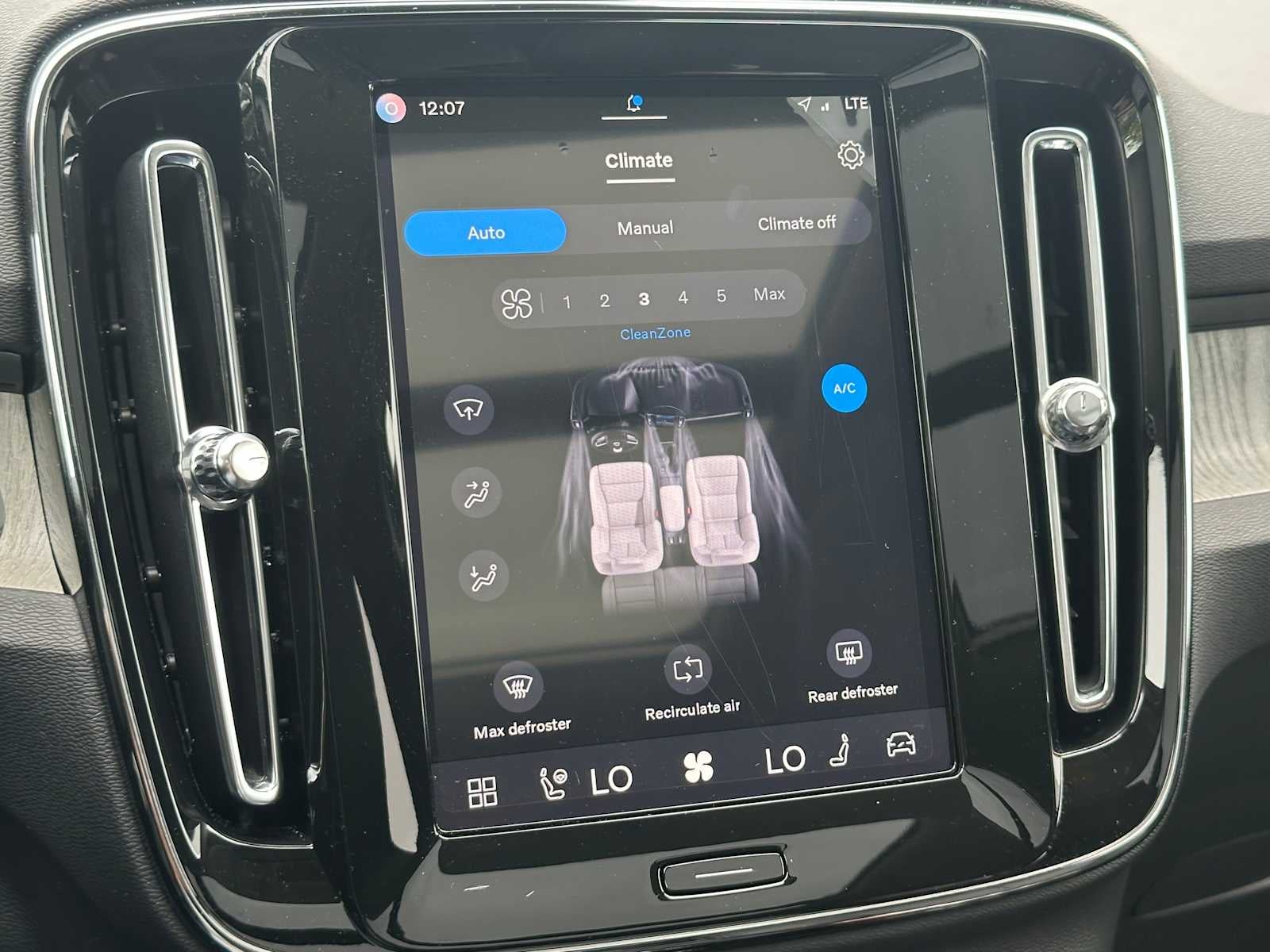 2025 Volvo XC40 Core Bright Theme